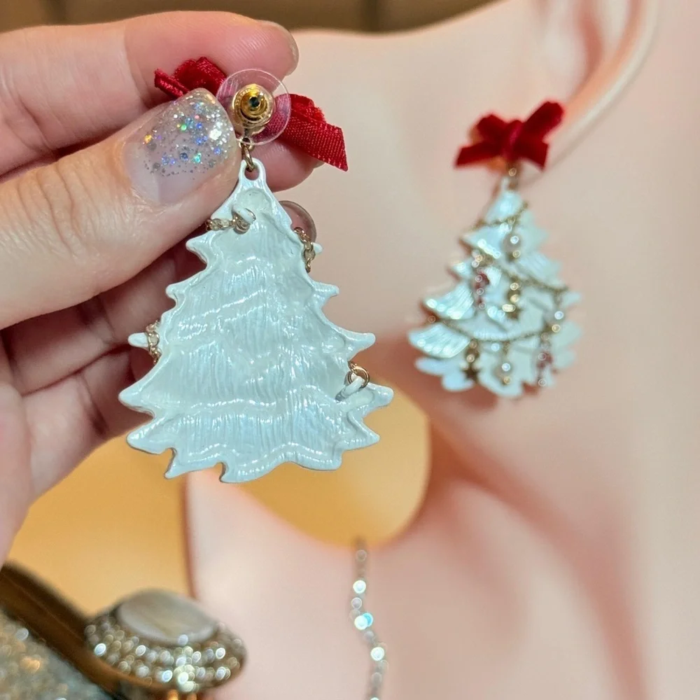 Red and White Christmas Tree Earrings.